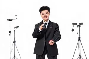 慢半拍音乐现场鼓手演奏画面