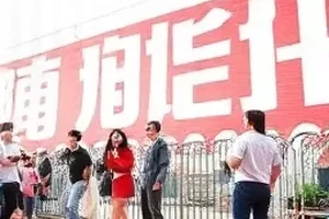 家庭纪录一碗汤的距离餐桌俯拍画面