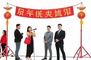 综艺午夜电台的第七通来电演播室现场画面